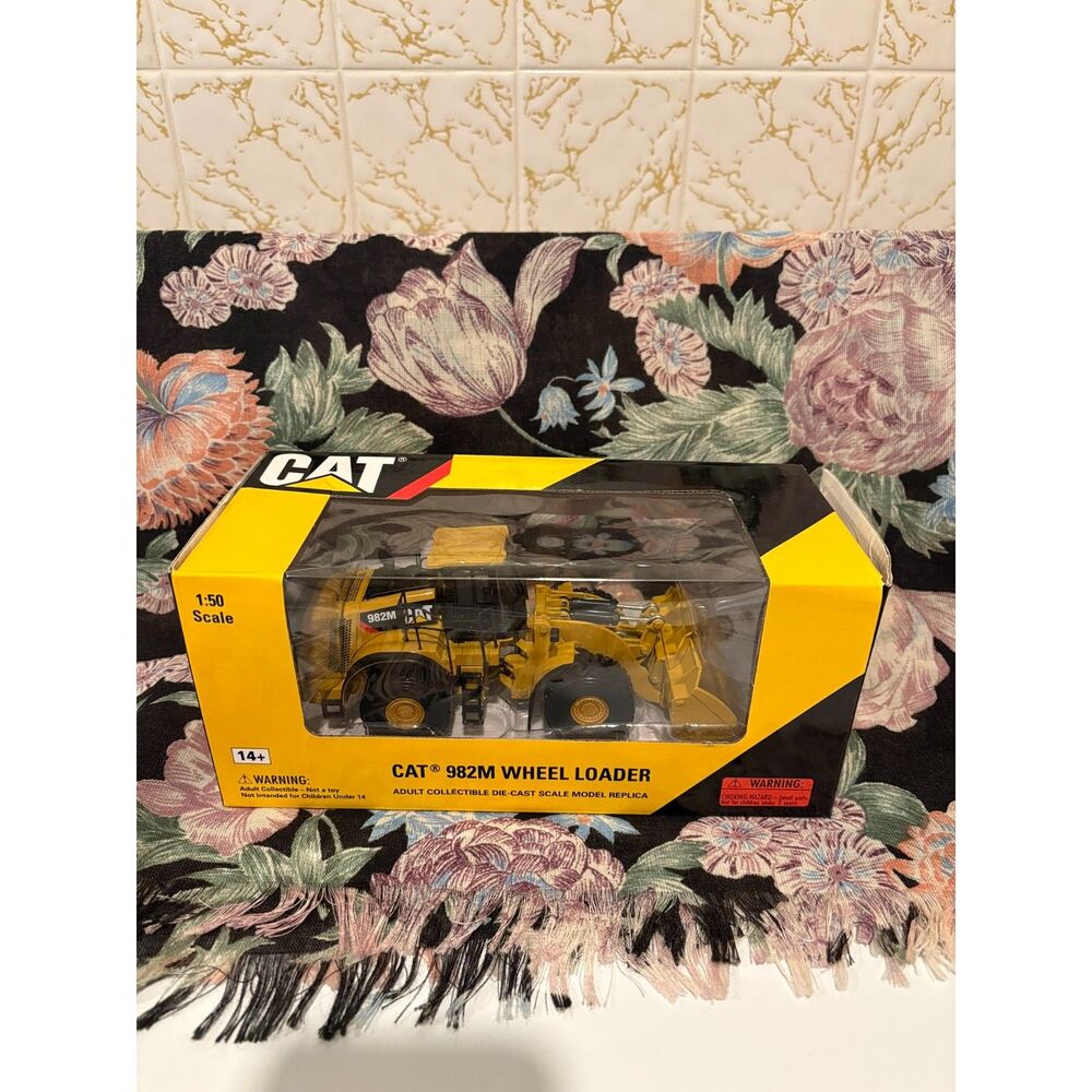 New in damaged box CAT 982M Wheel Loader Die Cast Replica